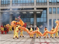 公司举行新年升旗仪式和贺新春龙狮鼓节目表演活动