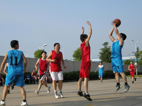 The company basketball team and the city maternal and child health hospital basketball team held a friendly match