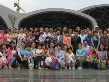 The company organizes all employees to travel to Hailingdao for leisure